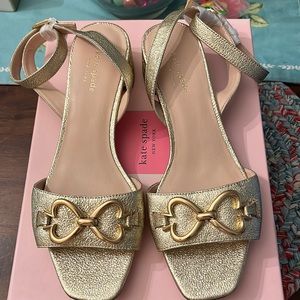 NWT KATE SPADE LAGOON HEART CHAIN CRINKLE METALLIC SANDALS PALE GOLD 9.5 B